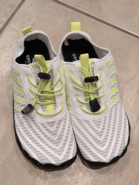 Grounded Footwear White Yellow Elastic Laces Water Shoes Size 36